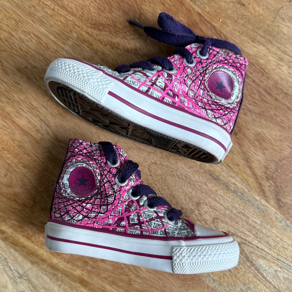 Converse Hi Top Chuck Taylors in Pink/Purple/White Scribble sz: 3 baby